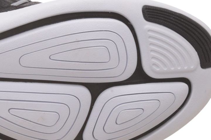 Nike LunarStelos feature grooves